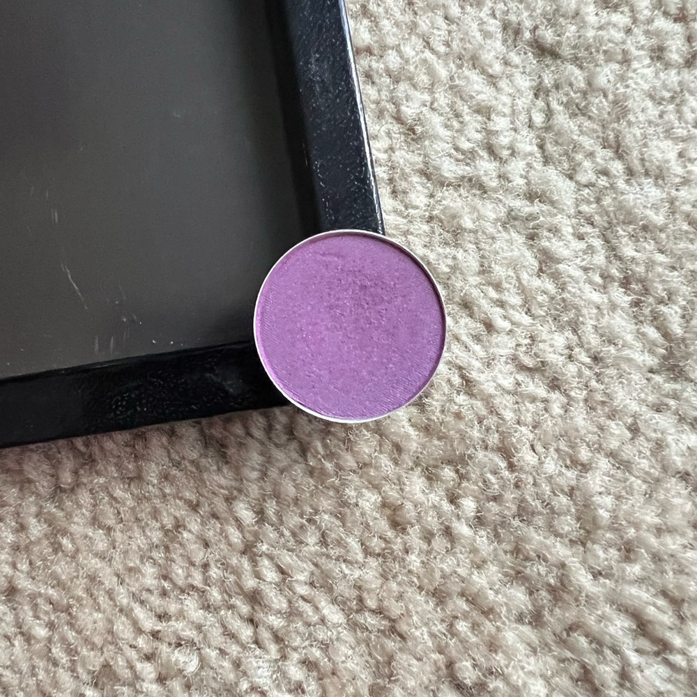 Mac cosmetics eyeshadow Vibrant Grape
